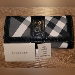 Burberry Monochrome Plaid Wallet. NWOT